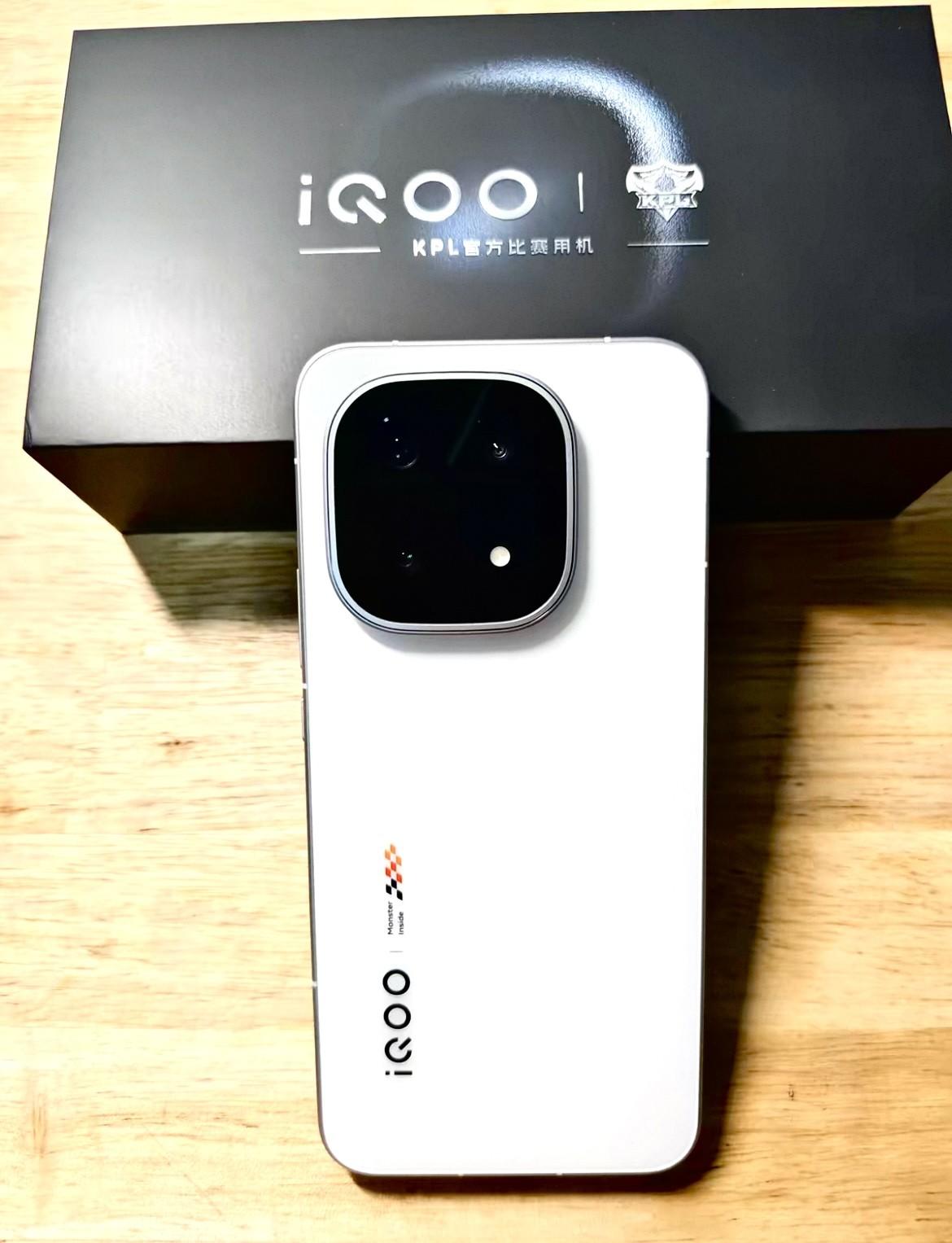 电竞旗舰iQOO15!第五代骁龙8,性能天花板